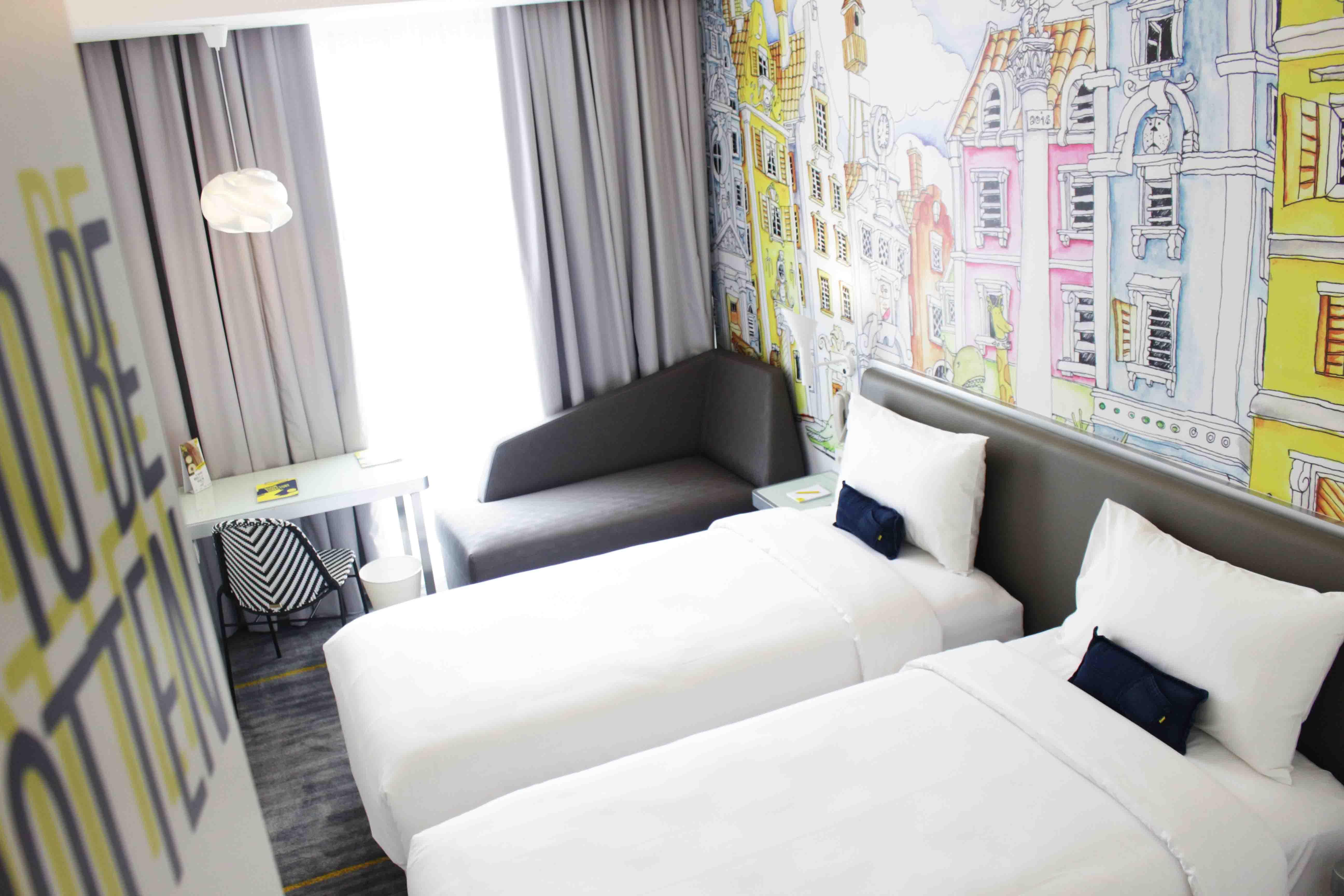 YELLO Hotel Harmoni Jakarta Exterior foto