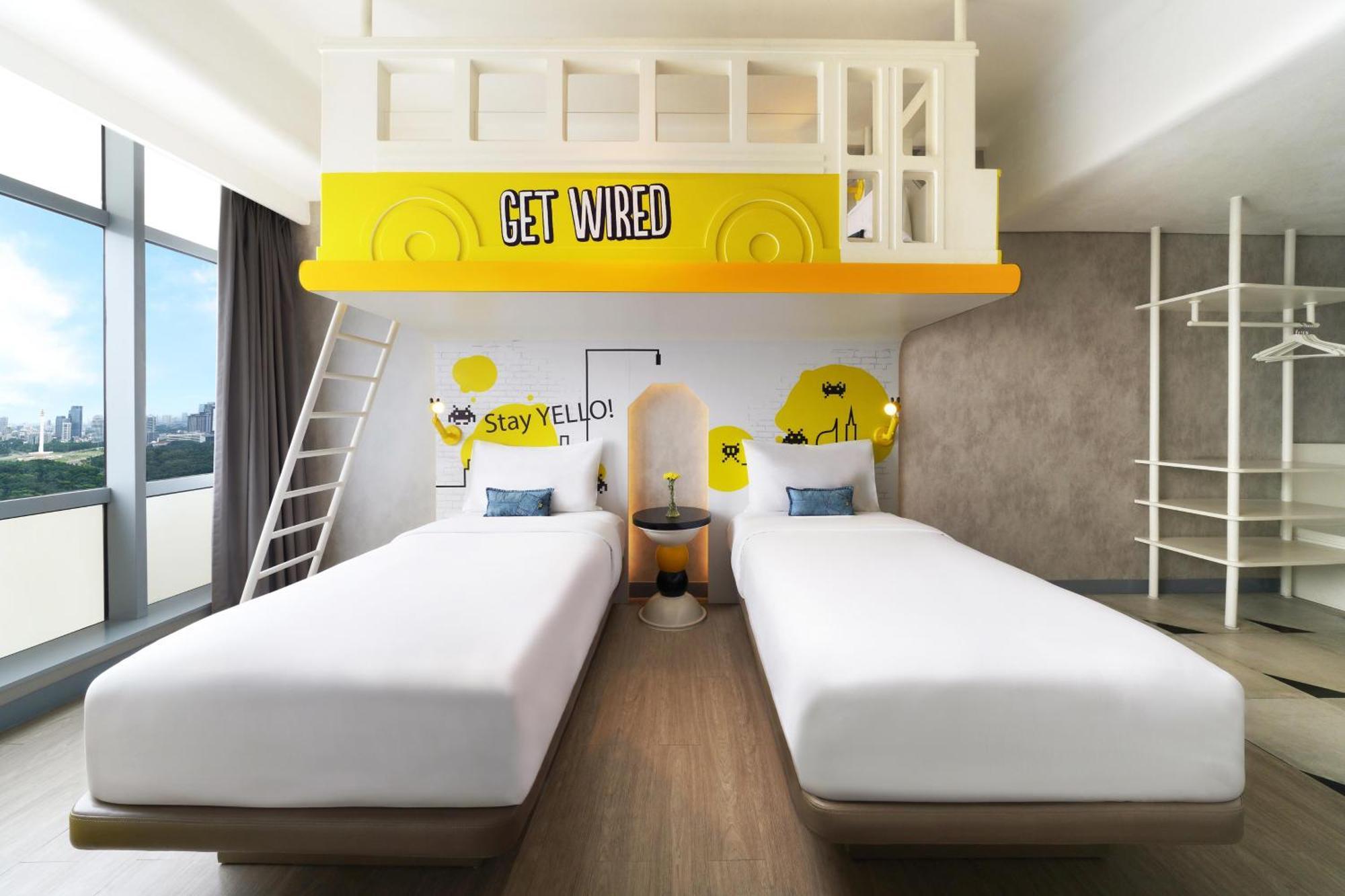 YELLO Hotel Harmoni Jakarta Exterior foto