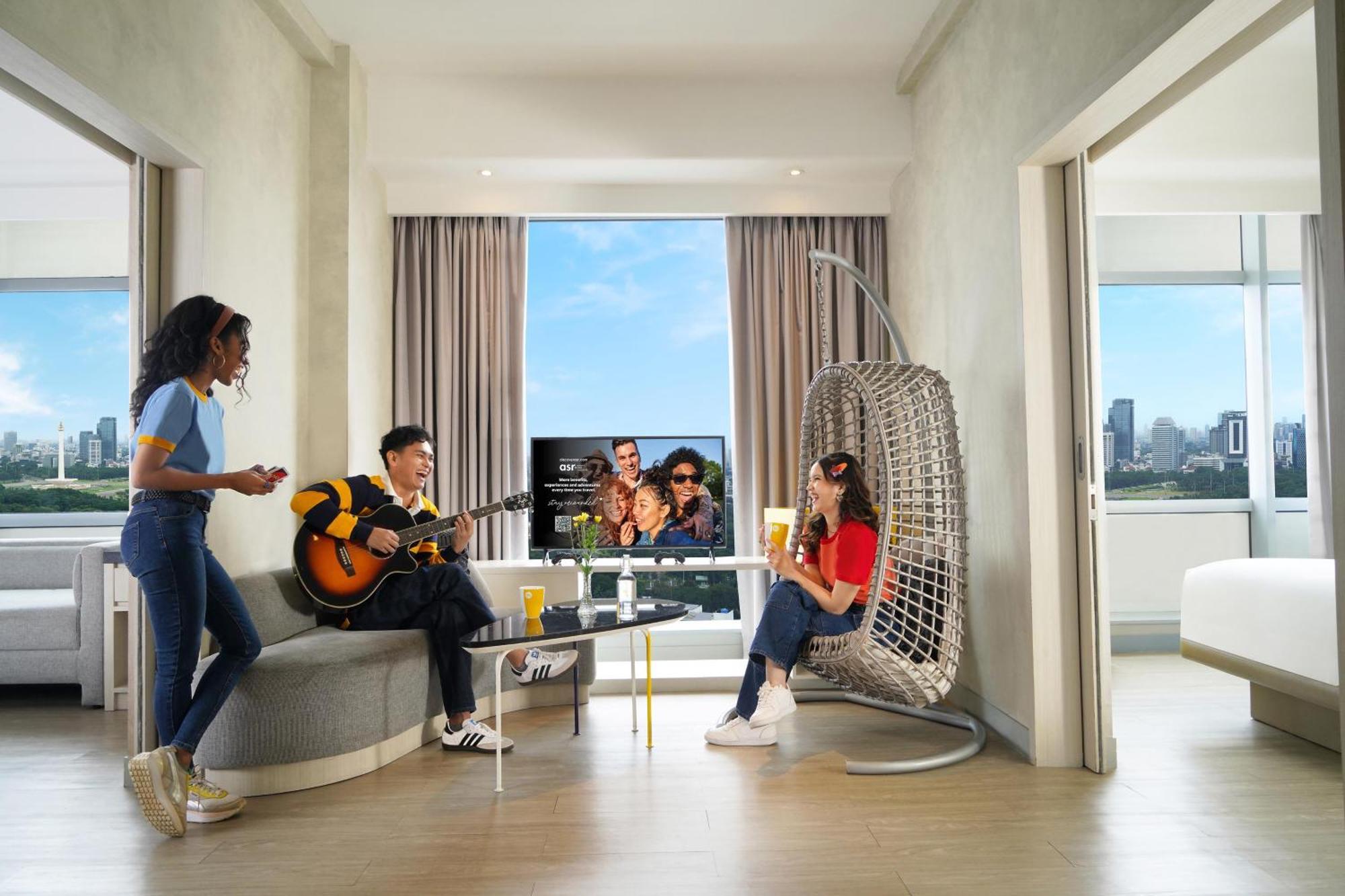 YELLO Hotel Harmoni Jakarta Exterior foto