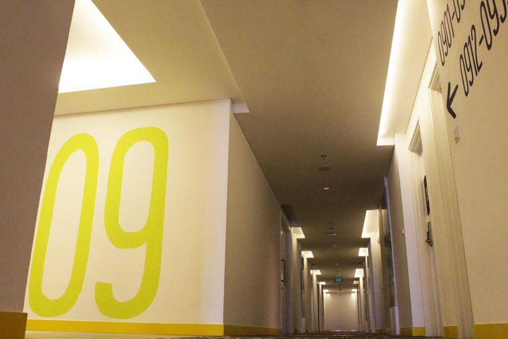 YELLO Hotel Harmoni Jakarta Exterior foto